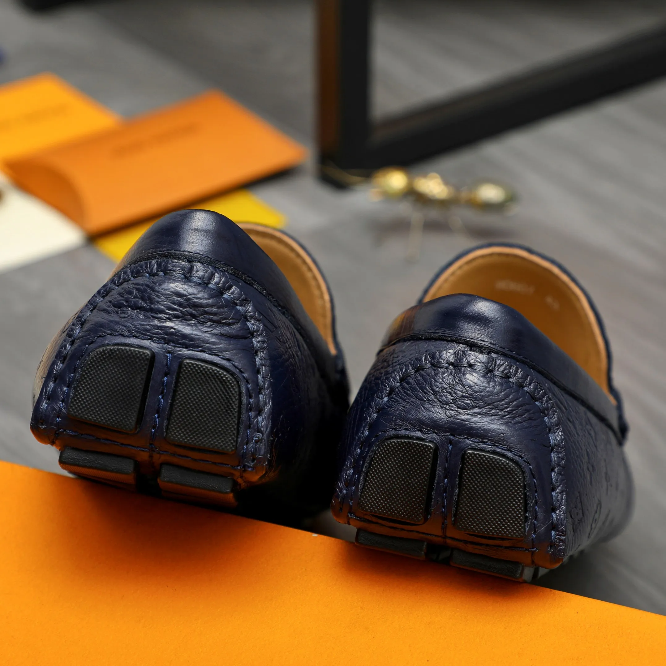 Men's shoes 💰p420 Product trademark: LV (Louis Vuitton) casual slip-on men's shoes Regular size: 38-44 Product material: Selected pebbled cowhide embossed upper, sheepskin lining, rubber outsole